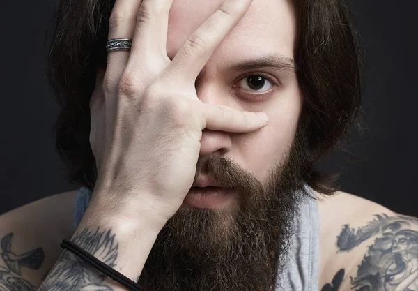 Retrato Homem Bonito Com Barba Tatuagem Rapaz Hipster Barbudo Emoção — Fotografia de Stock