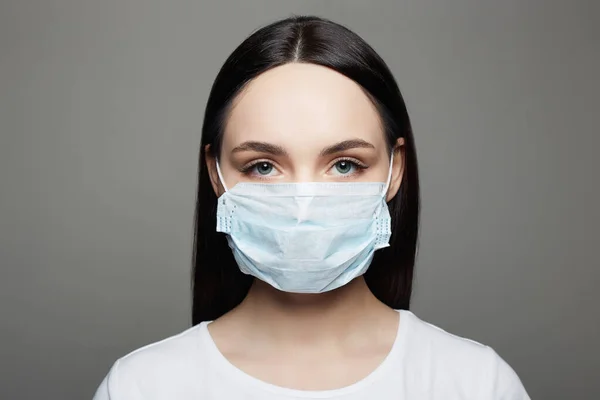 Młoda Kobieta Masce Koncepcja Epidemii Koronawirus Medyczne Zamaskowane Piękna Dziewczyna — Zdjęcie stockowe
