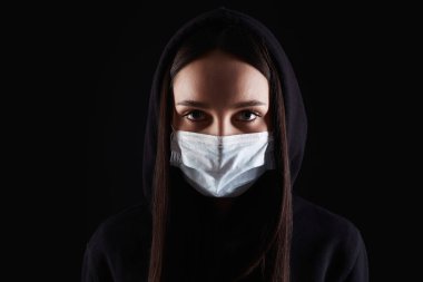 Maskeli ve Başlıklı Kadın. Tıp Maskeli ve Kapüşonlu Kız. Coronavirüs salgını