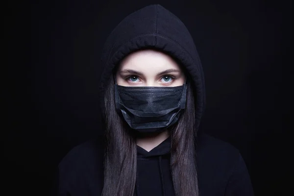 Ung Kvinna Mask Och Hood Flicka Svart Mask Och Hoodie — Stockfoto