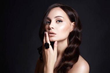 Mücevherdeki güzel esmer kadın. Mücevherleri olan seksi kız. moda güzellik portresi