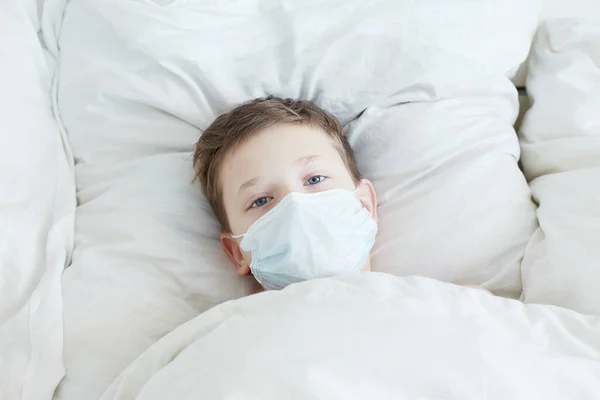 Niño Máscara Concepto Epidémico Coronavirus Niño Cama Niño Enmascarado Médico — Foto de Stock