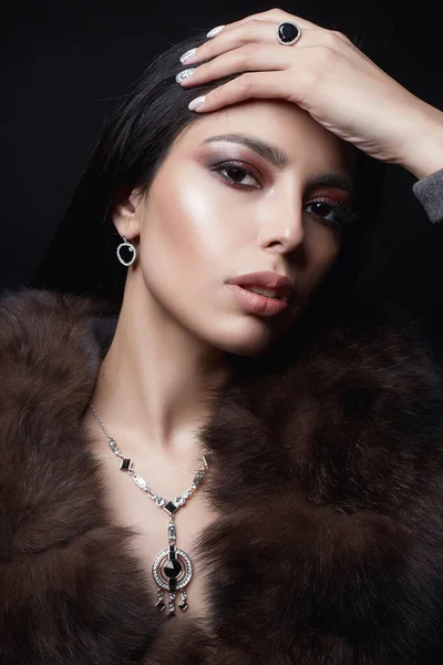 Beautiful Arabian Girl Jewelry Fur Beauty Woman Luxury Fur Make — Stock Photo, Image