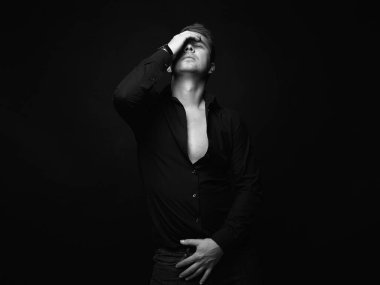 Siyah arka plandaki adam. Yorgun Çocuk. Stres, depresyon. Siyah beyaz portre