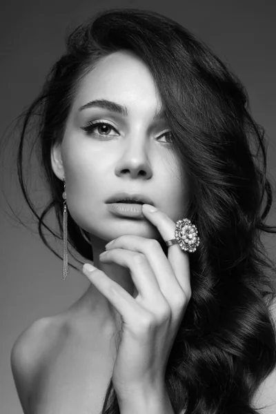 Όμορφη Νεαρή Μελαχρινή Γυναίκα Δαχτυλίδι Κοσμήματα Όμορφο Κορίτσι Μαύρο Και — Φωτογραφία Αρχείου