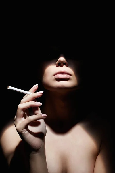 Красивая Женщина Шляпе Сигаретой Портрет Стиле Ретро Девушка Лицом Тени — стоковое фото