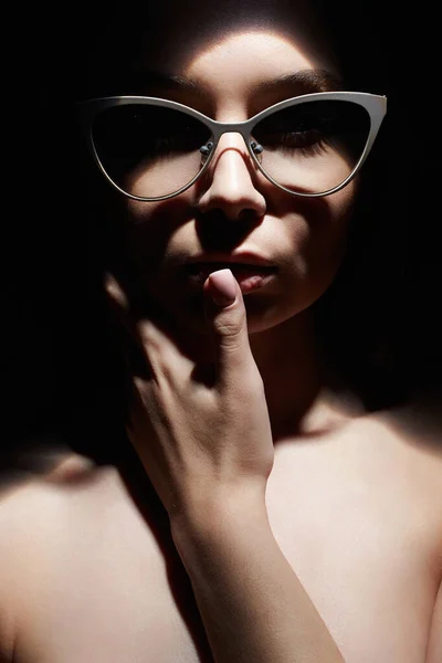 Gözlüklü Güzel Bir Kadının Portresi Retro Tarzı Portre Karanlıktan Bakan — Stok fotoğraf