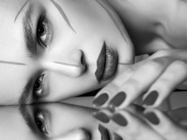 Hermosa Chica Pintura Espejo Mujer Joven Con Maquillaje Retrato Blanco — Foto de Stock