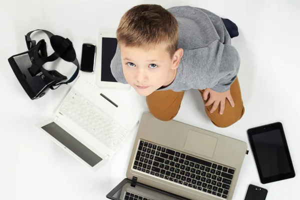 Kind Mit Computern Tablets Telefonen Gadgets Herum Kleiner Junge Und — Stockfoto
