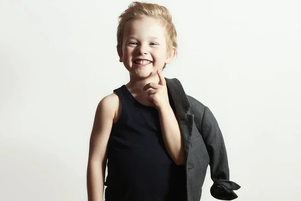 Retrato Niño Sonriente Corte Pelo Elegante Niños Moda Niño Divertido —  Fotos de Stock