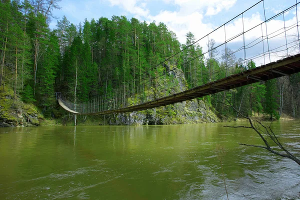 Ponte Suspensa Sobre Rio Floresta Primavera Bela Paisagem — Fotografia de Stock