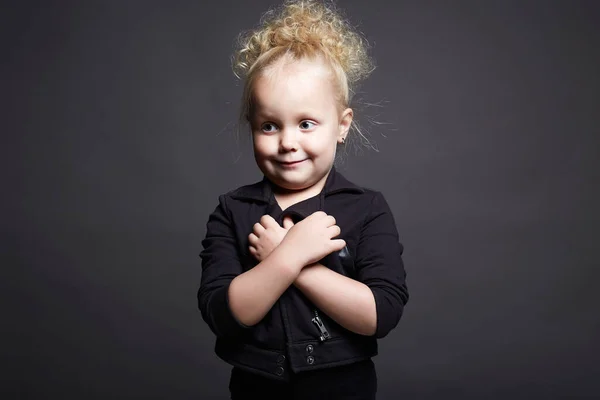 Una Niñita Graciosa Niño Mueca Primer Plano Retrato Emoción Niño —  Fotos de Stock