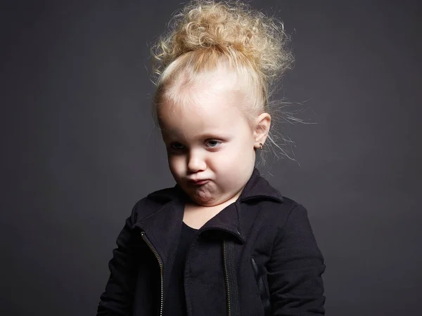 Vtipná Holčička Ušklíbni Zavřít Portrét Emocionálního Dítěte Obtížný Věk — Stock fotografie