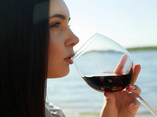 Bella Ragazza Sulla Spiaggia Con Mano Bicchiere Vino Rosso Mano — Foto Stock