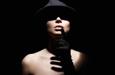 Şapkalı ve eldivenli güzel bir kadın. Retro tarzı portre. Gölge Altında Yüzü Olan Kız