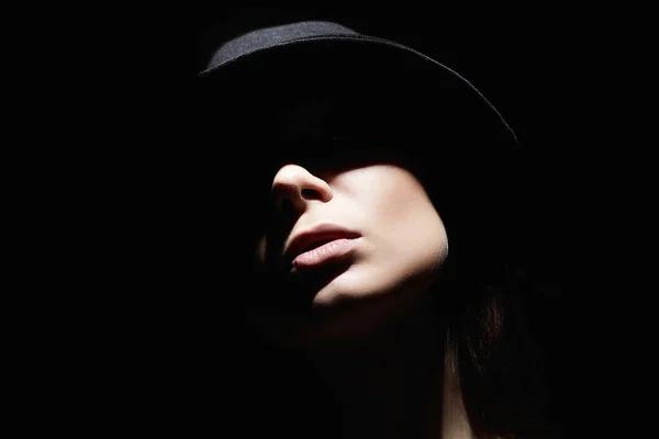 戴帽子的漂亮女人复古风格的肖像 暗影下的脸女孩 — 图库照片