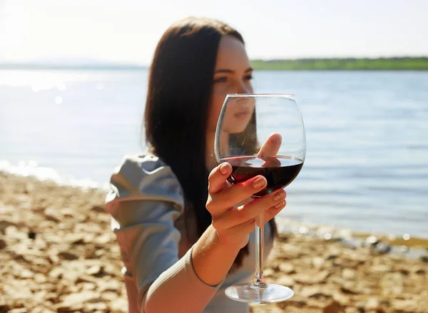 Bella Ragazza Sulla Spiaggia Bere Vino Rosso Donna Con Bicchiere — Foto Stock