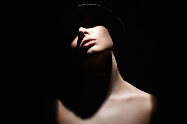 帽子の美しい女性 レトロスタイルの肖像画 影の下に顔を持つ女の子 — ストック写真