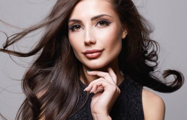 Güzel Uzun Sağlıklı Saç Kızı. Saç bakımı. Kıvırcık saçlı güzel bir kadının moda güzelliği portresi