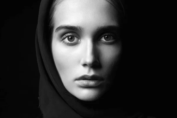 Krásná Mladá Žena Kapuci Módní Muslimský Styl Dívka Náboženství Černobílý — Stock fotografie