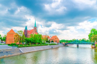 Sts. Peter ve Paul Kilisesi, Collegiate Church of Holy Cross ve St. Bartholomew, Oder nehri üzerindeki çimenlik, yeşil ağaçlar ve Tumski köprüsü ile eski tarihi şehir merkezi Wroclaw, Polonya