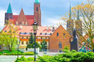 Kum Adası 'ndaki parkta bir anıt. Sts. Peter ve Paul Kilisesi, Kutsal Haç Koleji Kilisesi ve St. Bartholomew, Vaftizci Yahya Katedrali eski tarihsel şehir merkezi Wroclaw, Polonya