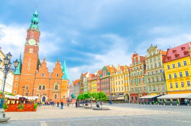 Eski belediye binası, rengarenk binalar ve sokak lambaları eski kasaba tarihi şehir merkezi Wroclaw, Polonya 'da Rynek Pazar Meydanı' nda.
