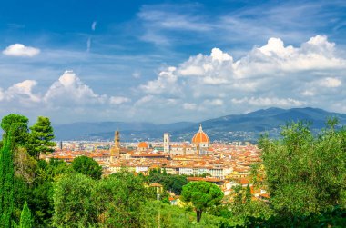 Duomo Cattedrale di Santa Maria del Fiore katedrali ile Floransa 'nın en iyi panoramik manzarası, turuncu kırmızı çatılı evler mavi gökyüzü bulutlu, Toskana, İtalya