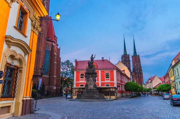 Monument Square Cobblestone Road Street Green Trees Cathedral John Baptist — Stock Photo, Image