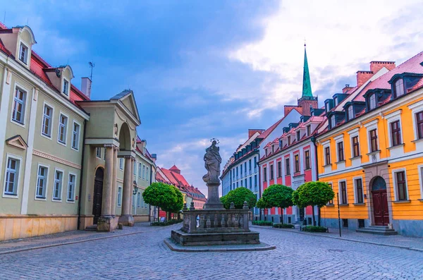 Cobblestone Street Road Colorful Buildings Statue Madonna Child Monument Blue — Stock Photo, Image