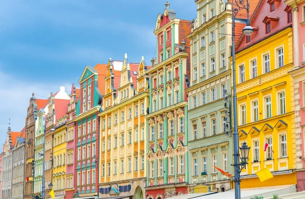 색상의 전통적 외관을 건물들 폴란드 쿠프의 중심부에 광장에 줄지어 — 스톡 사진