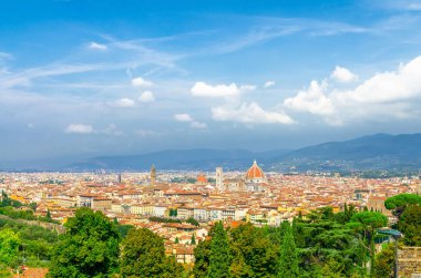 Duomo Cattedrale di Santa Maria del Fiore katedrali ile Floransa şehrinin en iyi panoramik manzarası, turuncu kırmızı kiremitli çatıları ve tepeleri olan evler, mavi gökyüzü beyaz bulutları, Toskana, İtalya