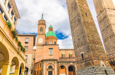 Bologna Le Due Torri 'nin iki ortaçağ kuleleri: Asinelli ve Garisenda ve Chiesa di San Bartolomeo Gaetano kilisesi Piazza di Porta Ravegnana meydanı, eski tarihi şehir merkezi, Emilia-Romagna, İtalya