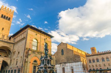 Neptün Çeşmesi Fontana del Nettuno, Palazzo Re Enzo sarayı ve Bologna, Emilia-Romagna, İtalya eski tarihi şehir merkezinde Piazza Maggiore meydanında Bazilikası di San Petronio kilise binası