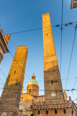 Bologna Le Due Torri 'nin iki ortaçağ kuleleri: Asinelli ve Garisenda ve Chiesa di San Bartolomeo Gaetano kilisesi Piazza di Porta Ravegnana meydanı, eski tarihi şehir merkezi, Emilia-Romagna, İtalya
