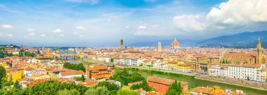 Duomo Santa Maria del Fiore katedrali, Ponte Vecchio köprüsü, turuncu kırmızı kiremitli çatılı binalar, Arno nehri, mavi gökyüzü beyaz bulutlar, Toskana, İtalya ile Floransa şehrinin en iyi panoramik manzarası