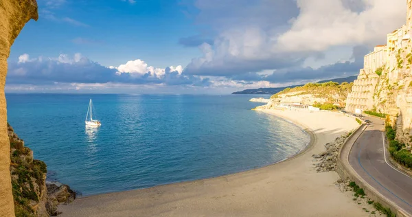 Tropea Kasabası Plajı Tyrhenian Denizi Ndeki Yat Teknesi Yüksek Kayaların — Stok fotoğraf