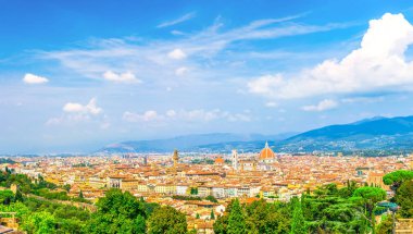 Duomo Cattedrale di Santa Maria del Fiore katedrali ile Floransa şehrinin en iyi panoramik manzarası, turuncu kırmızı kiremitli çatıları ve tepeleri olan evler, mavi gökyüzü beyaz bulutları, Toskana, İtalya