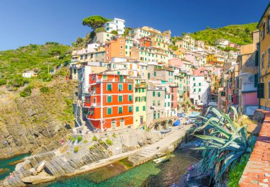 Riomaggiore geleneksel tipik İtalyan balıkçı köyü Milli Parkı Cinque Terre, renkli renkli binalar evler hill, açık mavi gökyüzü kopya alan arka plan, La Spezia, Liguria, İtalya Tarih içinde