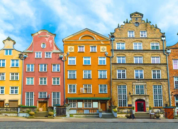 색상의 전면이 전형적 계단이 피우나가 역사적 중심지 폴란드 그단스크 — 스톡 사진