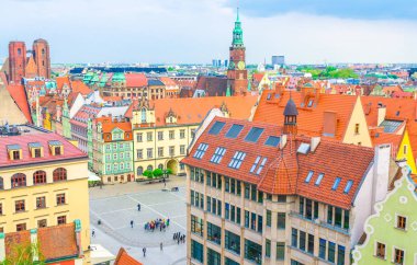 Wroclaw 'ın en iyi panoramik manzarası Rynek Pazar Meydanı, Eski Belediye Binası, Yeni Belediye Binası, renkli cepheli ve kaplamalı çatıları olan eski şehir tarihi şehir merkezi, Polonya