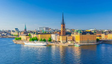Stockholm manzaralı gökyüzü manzaralı eski kasaba Gamla Stan, tipik İsveç evleri, Gotik kilise binalı Riddarholmen adası, Malaren Gölü, açık mavi gökyüzü geçmişi, İsveç