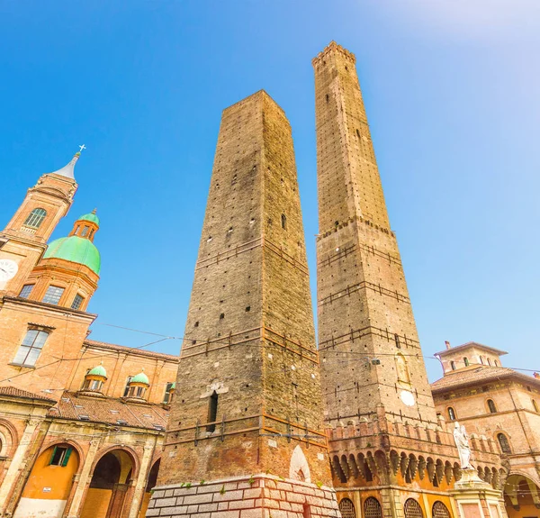 Bologna Le Due Torri 'nin iki ortaçağ kuleleri: Asinelli ve Garisenda ve Chiesa di San Bartolomeo Gaetano kilisesi Piazza di Porta Ravegnana meydanı, eski tarihi şehir merkezi, Emilia-Romagna, İtalya