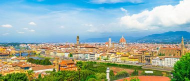 Duomo Santa Maria del Fiore katedrali, Ponte Vecchio köprüsü, turuncu kırmızı kiremitli çatılı binalar, Arno nehri, mavi gökyüzü beyaz bulutlar, Toskana, İtalya ile Floransa şehrinin en iyi panoramik manzarası