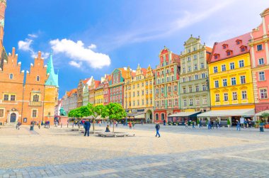 Rengarenk cepheli binalar ve Polonya 'nın Wroclaw kentinin tarihi şehir merkezinde Rynek Pazar Meydanı' ndaki Eski Belediye Binası.