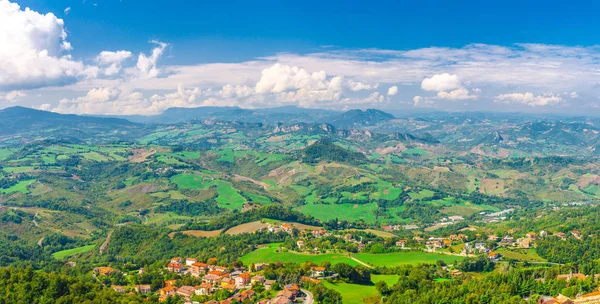 Luftaufnahme Der Landschaft Mit Tal Grünen Hügeln Feldern Und Dörfern — Stockfoto