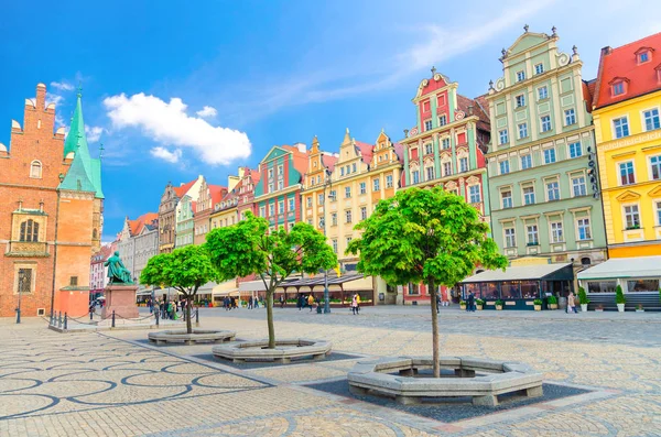 색상의 폴란드 시가지의 역사의 중심지에 자갈로 시장에 세워진 건물들이 줄지어서 — 스톡 사진