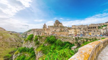 Chiesa San Pietro Caveoso Kilisesi 'nin panoramik manzarası ve Santa Maria de Idris kanyonu yakınlarındaki tarihi şehir Sassi di Matera, Basilicata, Güney İtalya