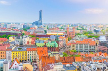 Gökyüzü Kulesi gökdeleni ve renkli binaları ile Wroclaw 'ın tarihi şehir merkezinin en iyi panoramik manzarası, Polonya