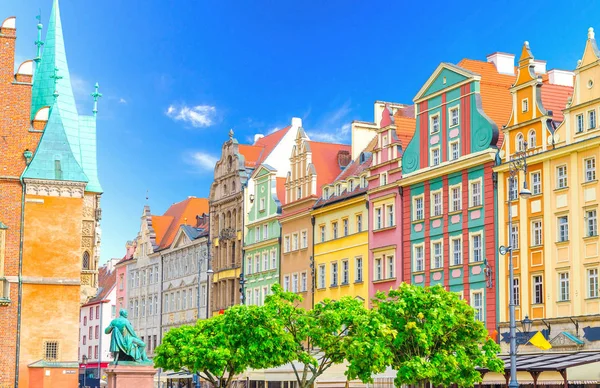Polonya 'nın Wroclaw kentinde tarihi şehir merkezinde, Rynek Meydanı' nda parke taşı üzerinde bulunan Eski Belediye Binası binasının ön cephesi ve duvarına sahip renkli binaların oluşturduğu sıra.